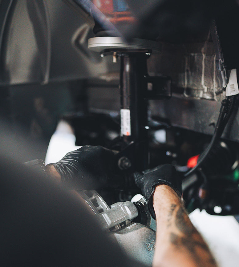 Man installing VB-FullAir onto VW Transporter